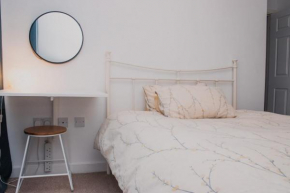 BrumStay UK - 2 Bed Flat with secure, allocated parking and fibre broadband with speed upto 120mbps